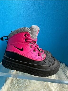 Girls size 3 Nike hot pink and black Snow boots